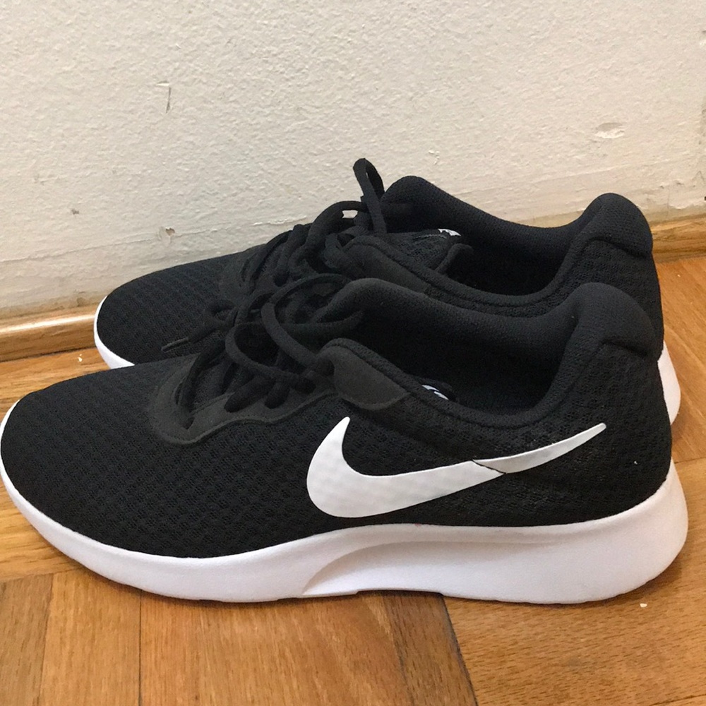 Brand new nike tanjun shoes